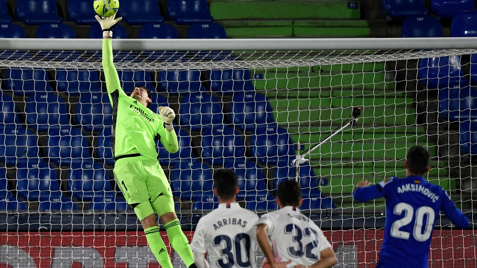 Parada de Courtois en el Getafe-Real Madrid.