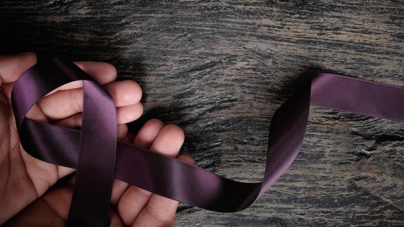 Un lazo violeta simboliza el rechazo de la violencia de género