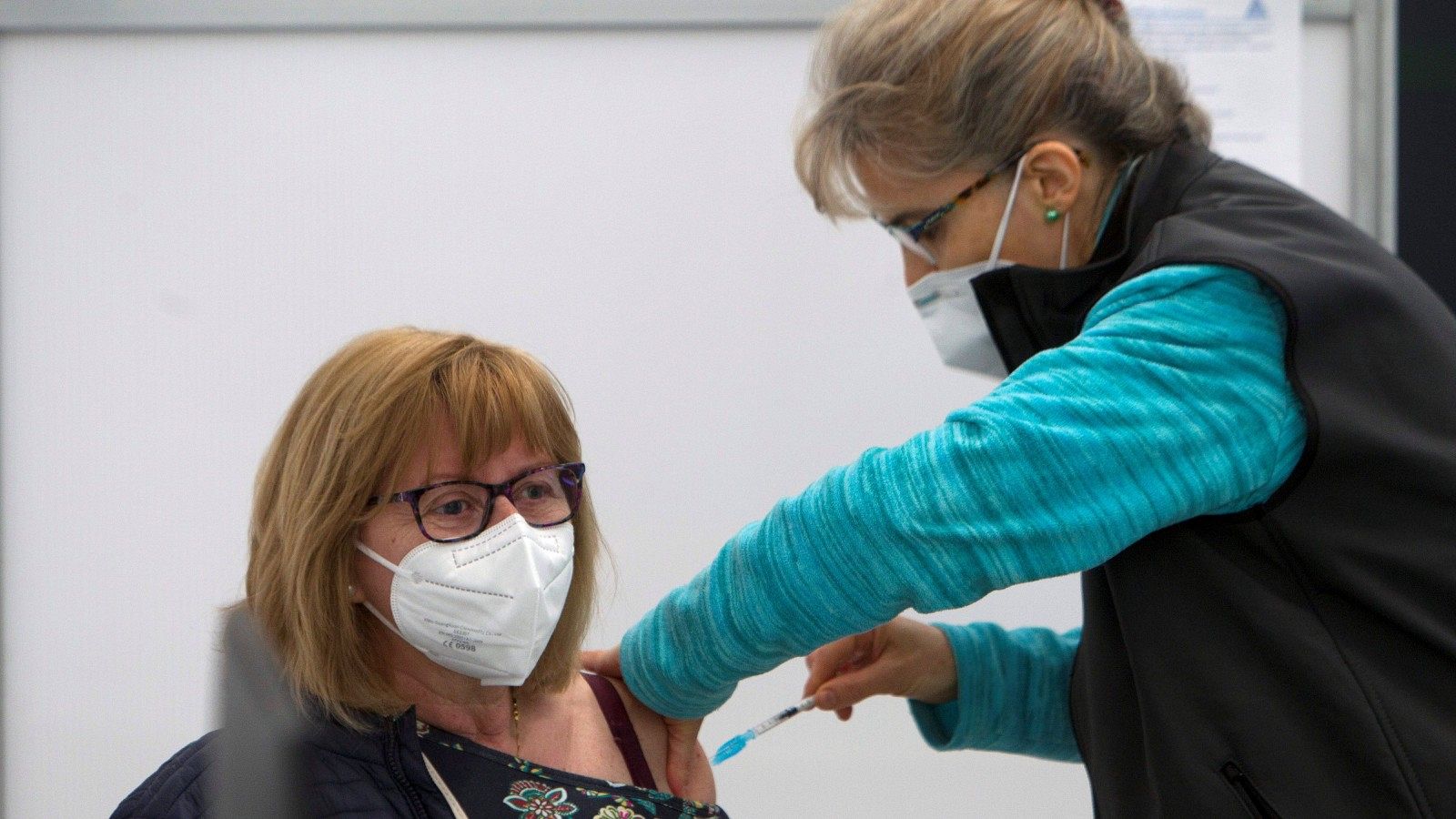 Una mujer recibe una dosis de la vacuna contra el coronavirus en Vigo, Galicia