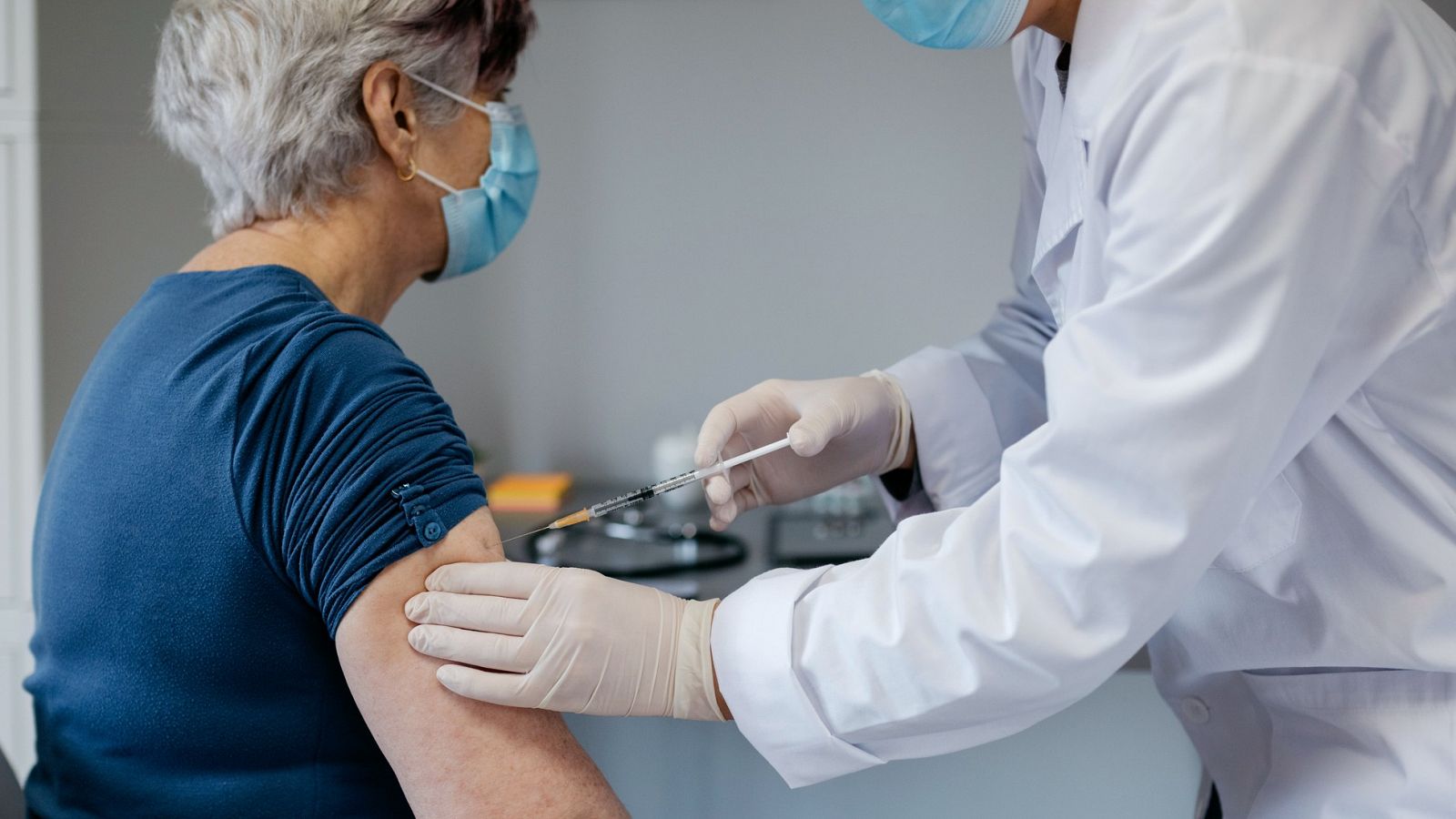 El objetivo de España es vacunar contra la COVID-19 al 70 % de la población adulta antes de que termine agosto.