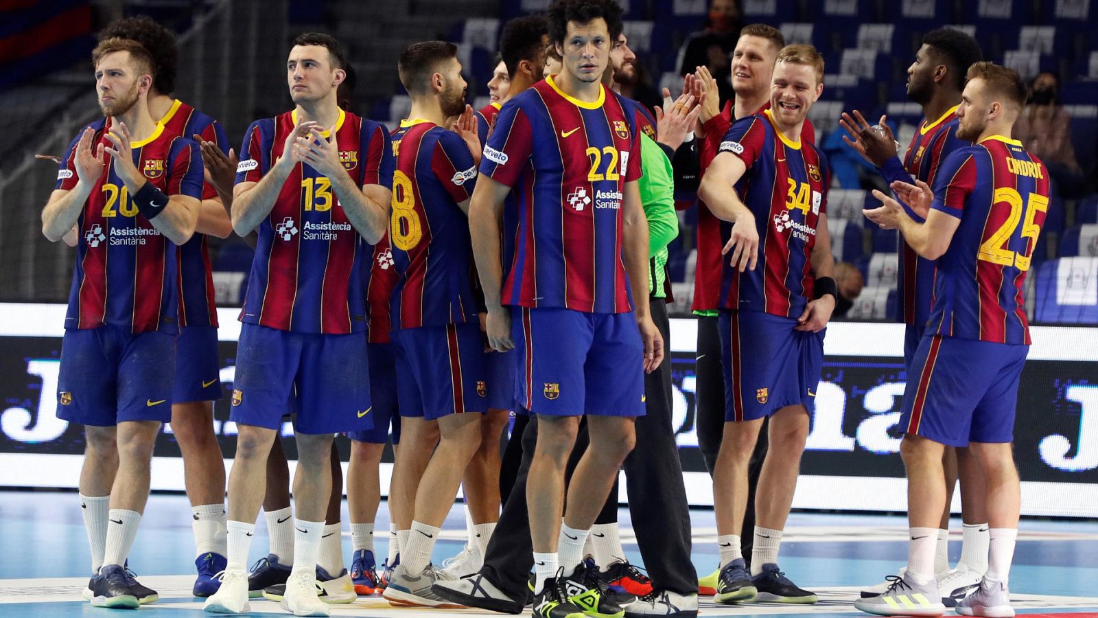 Los jugadores de FC Barcelona aplauden tras vencer en semifinales de la Copa del Rey 2021