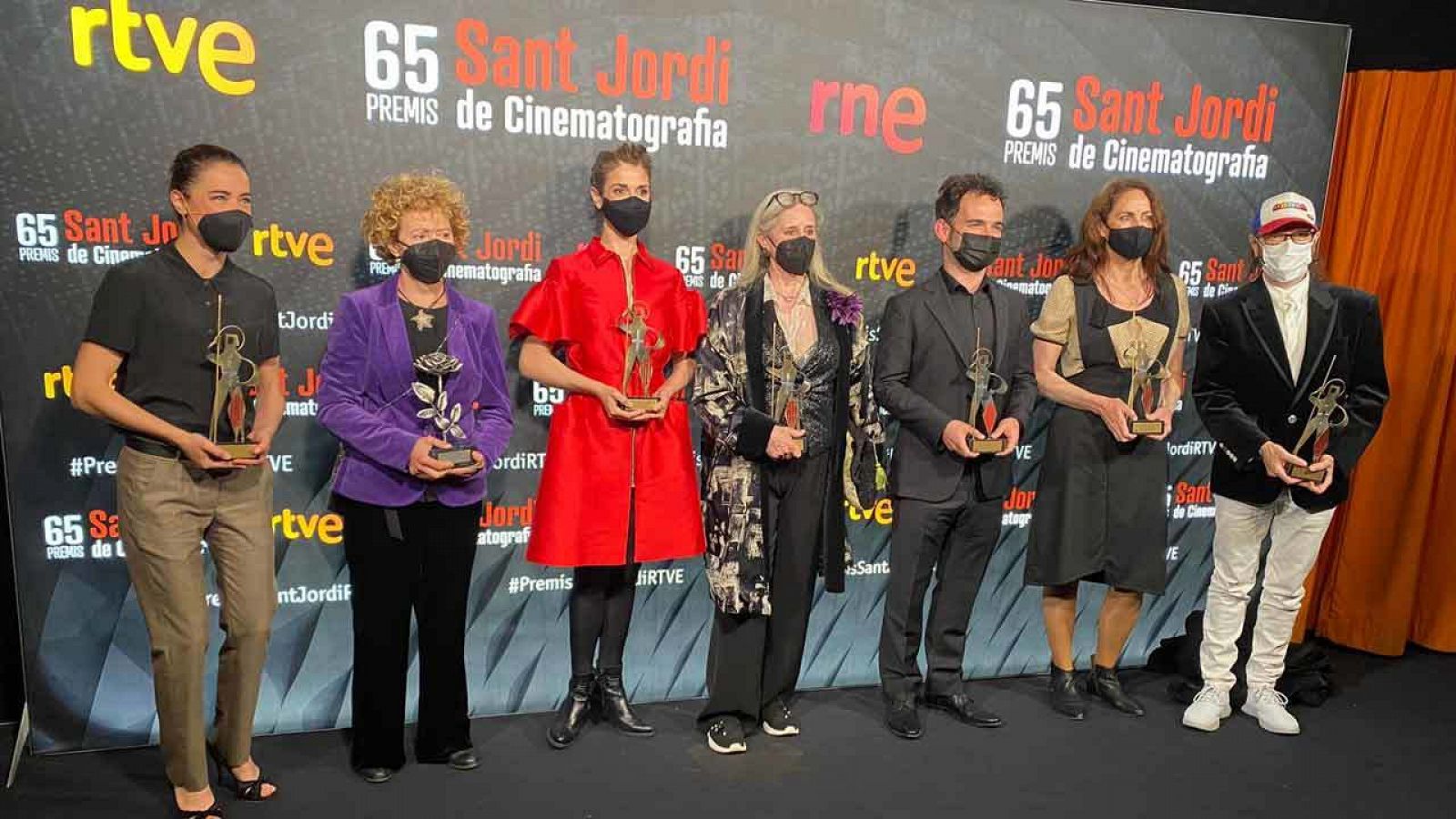 Foto de família amb alguns dels premiats de la 65ª edició dels Premis Sant Jordi de Cinematografia de RNE