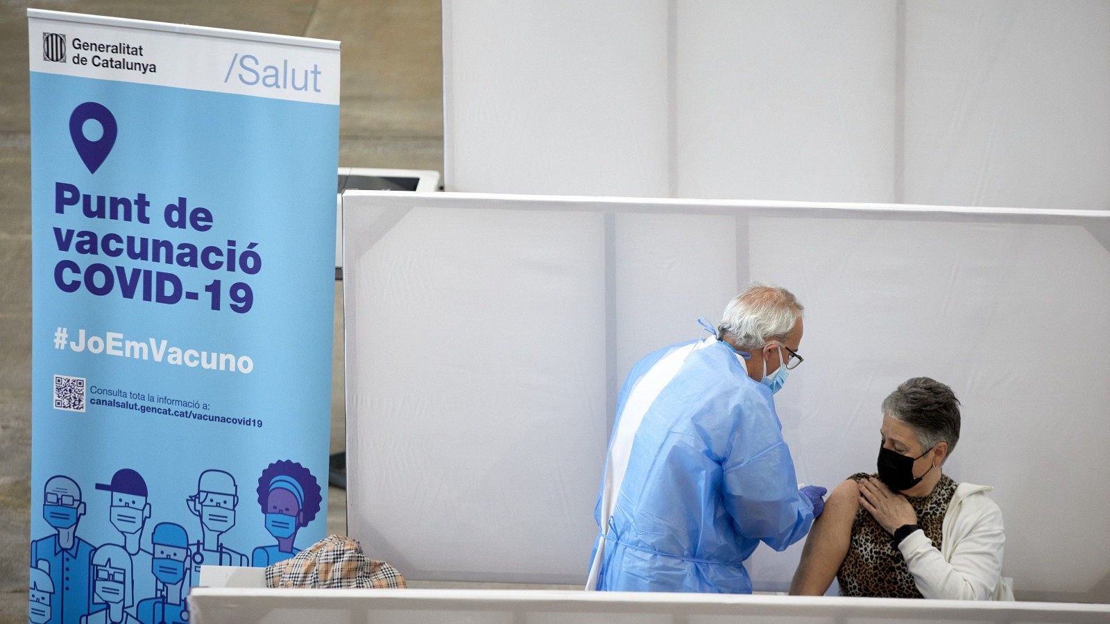 Sanitarios vacunan en el Palacio de Fires de Girona donde Salud ha establecido un centro de vacunación masivo