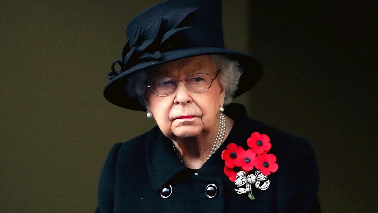 La reina Isabel II del Reino Unido viste de luto (negro) por la muerte de Felipe de Edimburgo