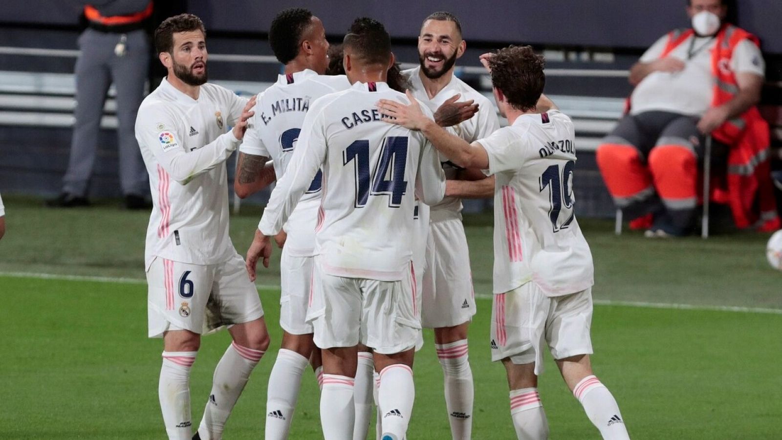Los jugadores del Madrid celebran uno de los goles al Cádiz.