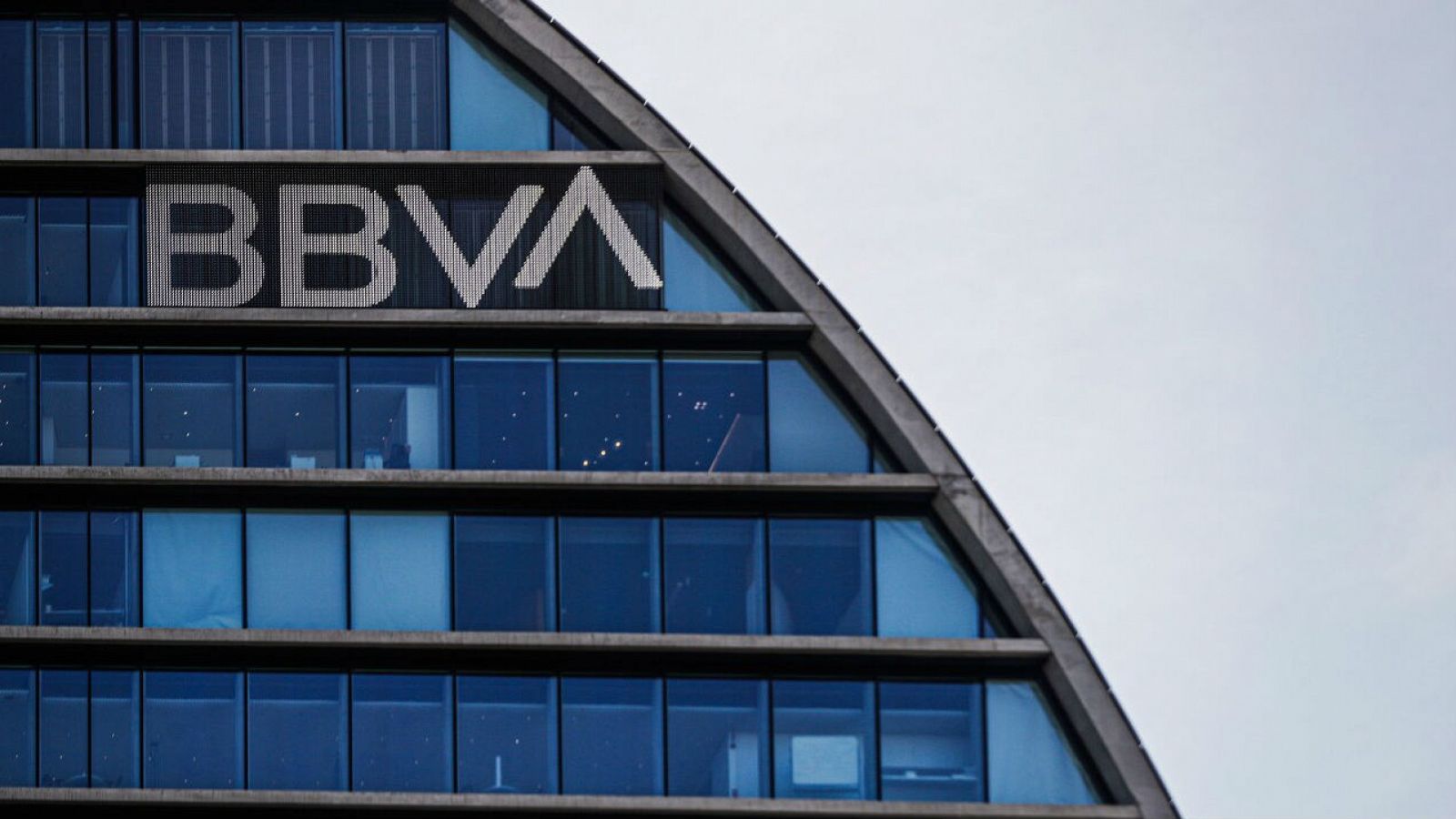 Fachada de la sede corporativa del BBVA, en Madrid