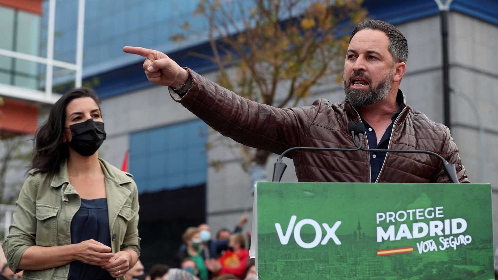 El líder de Vox, Santiago Abascal, y la candidata a la presidencia de la Comunidad de Madrid, Rocío Monasterio, en un acto de campaña.