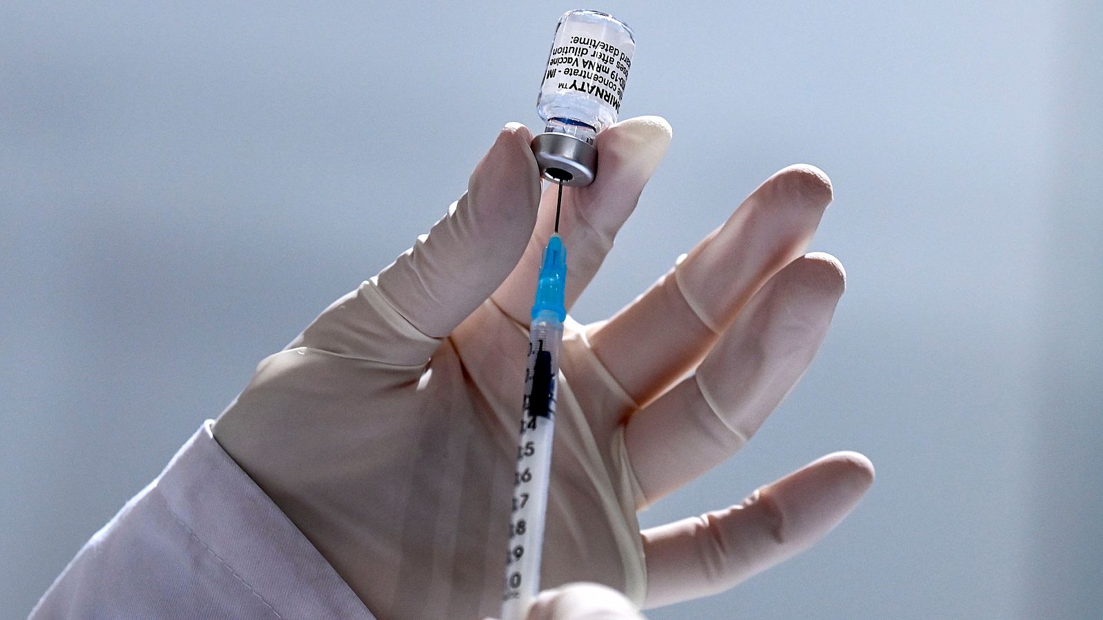 Un sanitario prepara una dosis de la vacuna contra el coronavirus