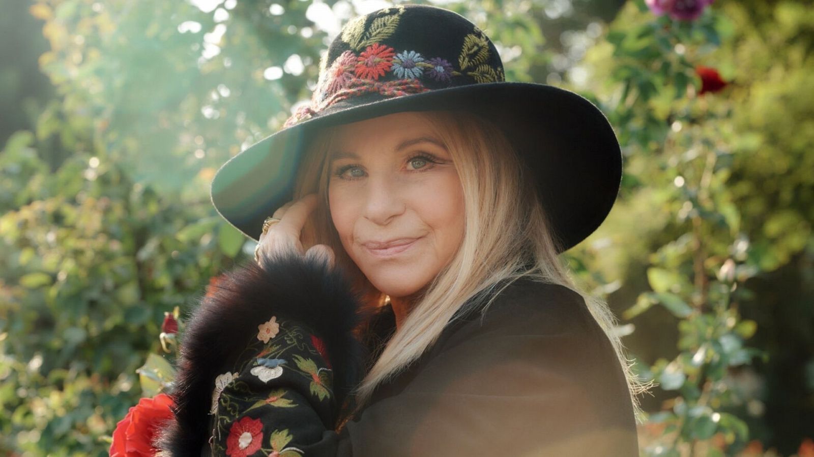 Barbra Streisand con un abrigo marrón