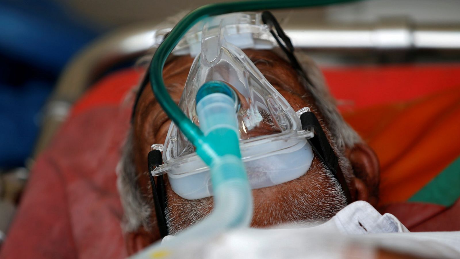 Un paciente conectado a un respirador en India