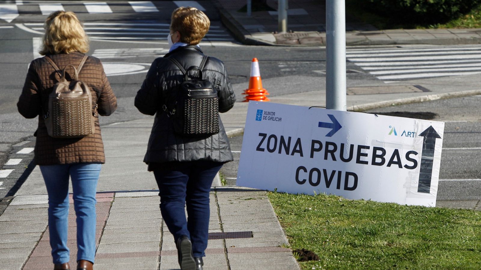 Dos mujeres caminan hacia una zona donde se realizan test de COVID en A Coruña