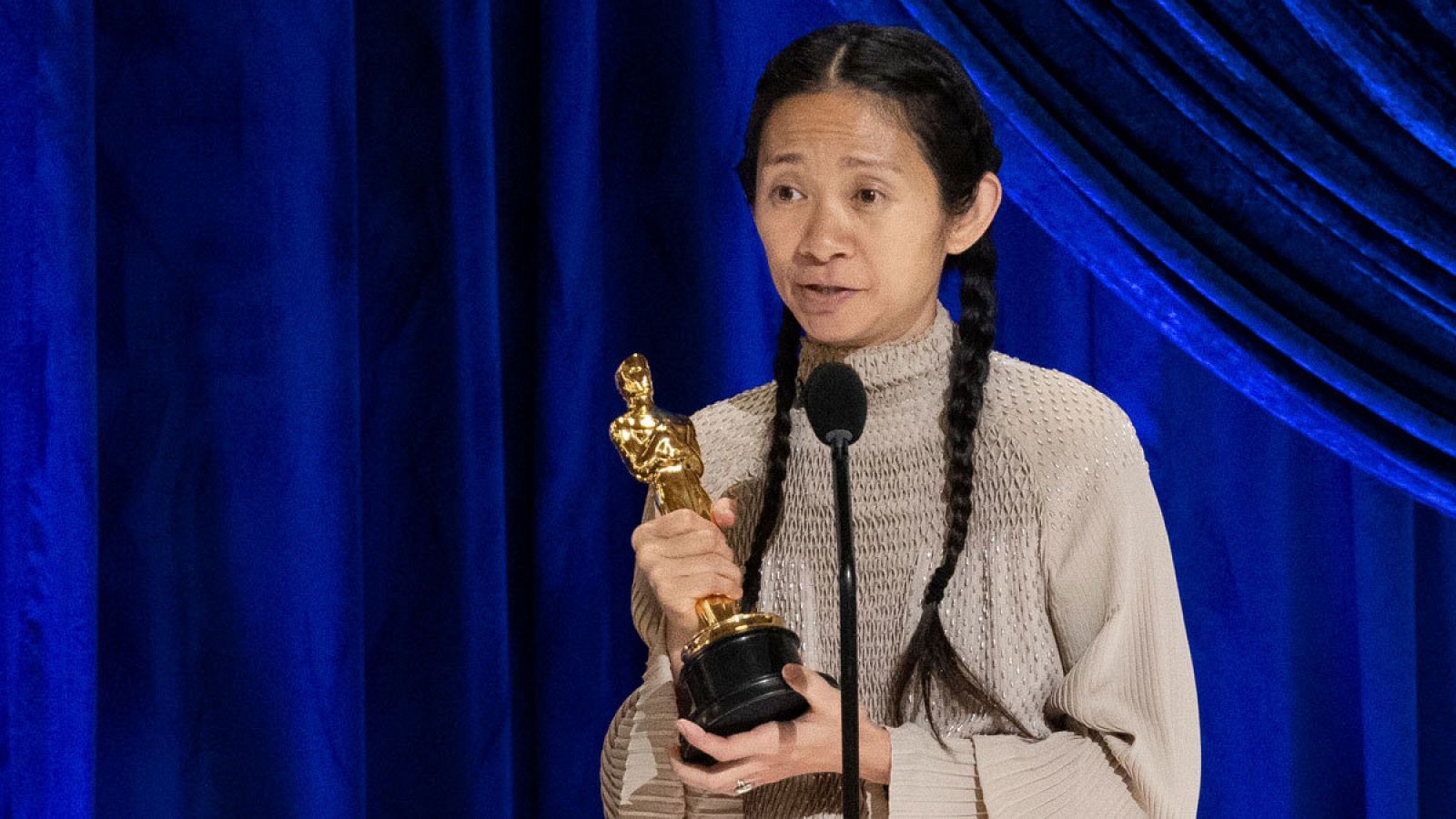 Chloé Zhao agradeciendo el Oscar a la mejor dirección