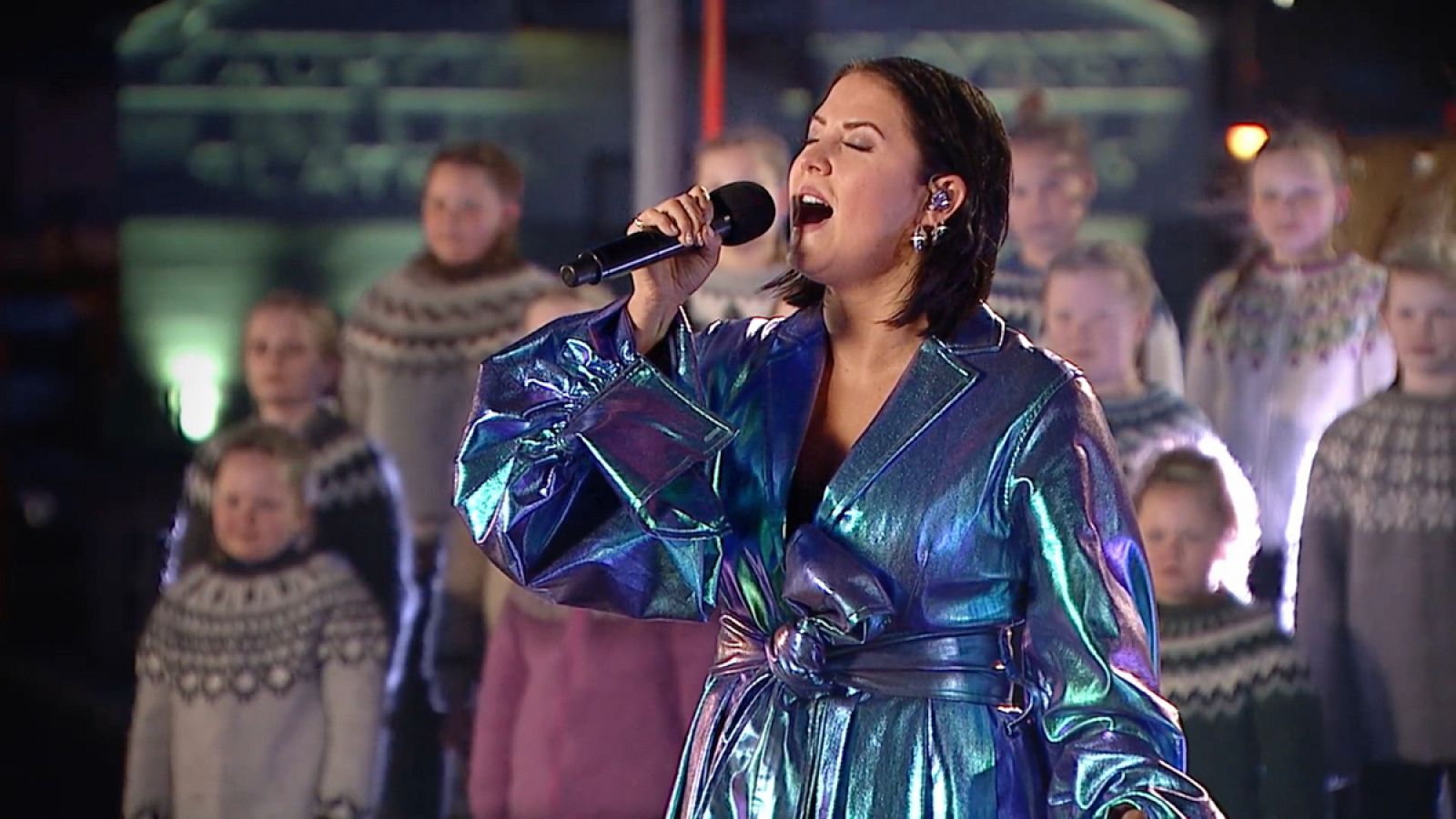 Molly Sandén canta "Husavik", tema principal de la película de Eurovisión, desde el pueblo islandes que da nombre al título.