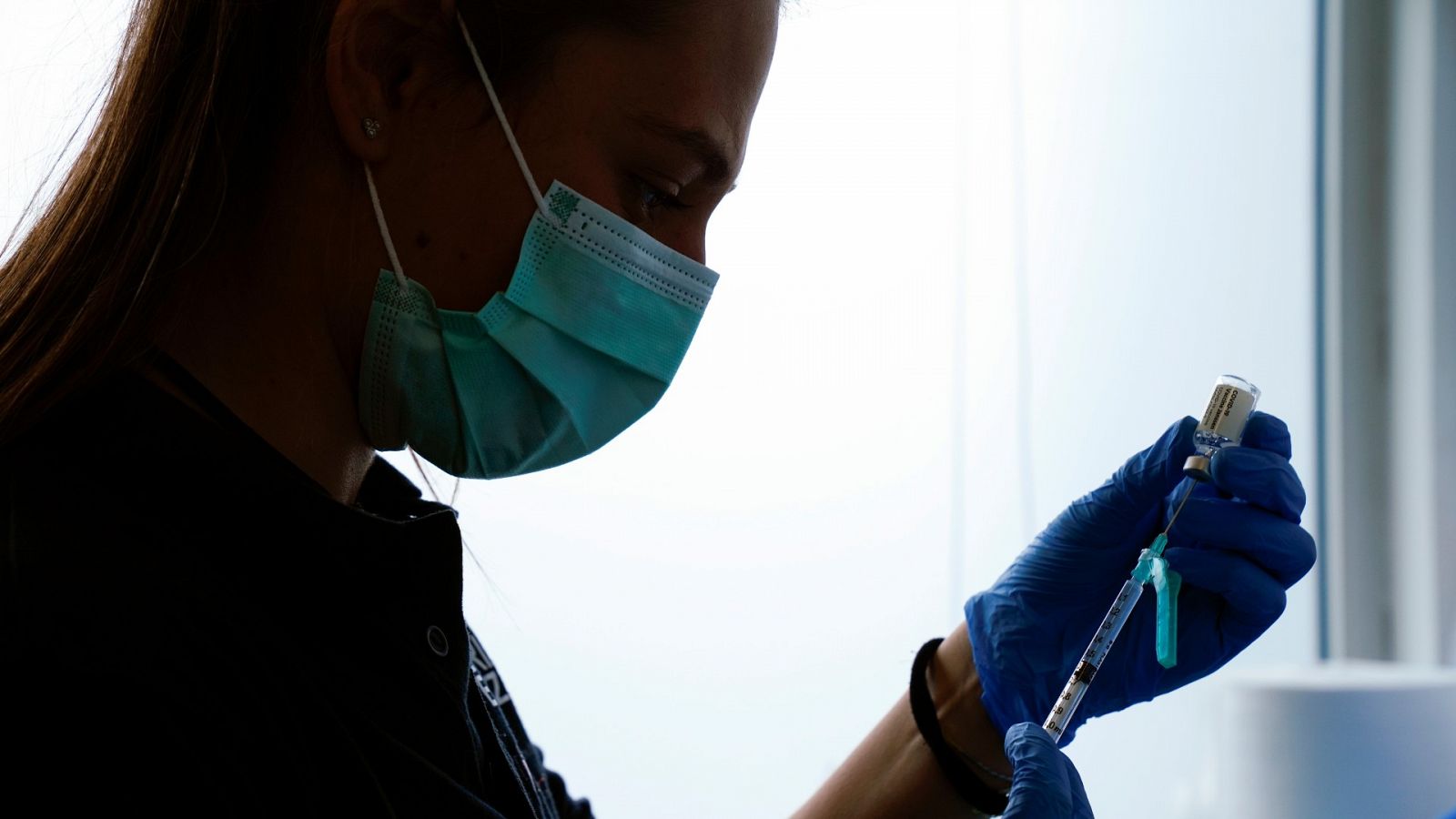 Una enfermera extrae una dosis de una vacuna anticovid