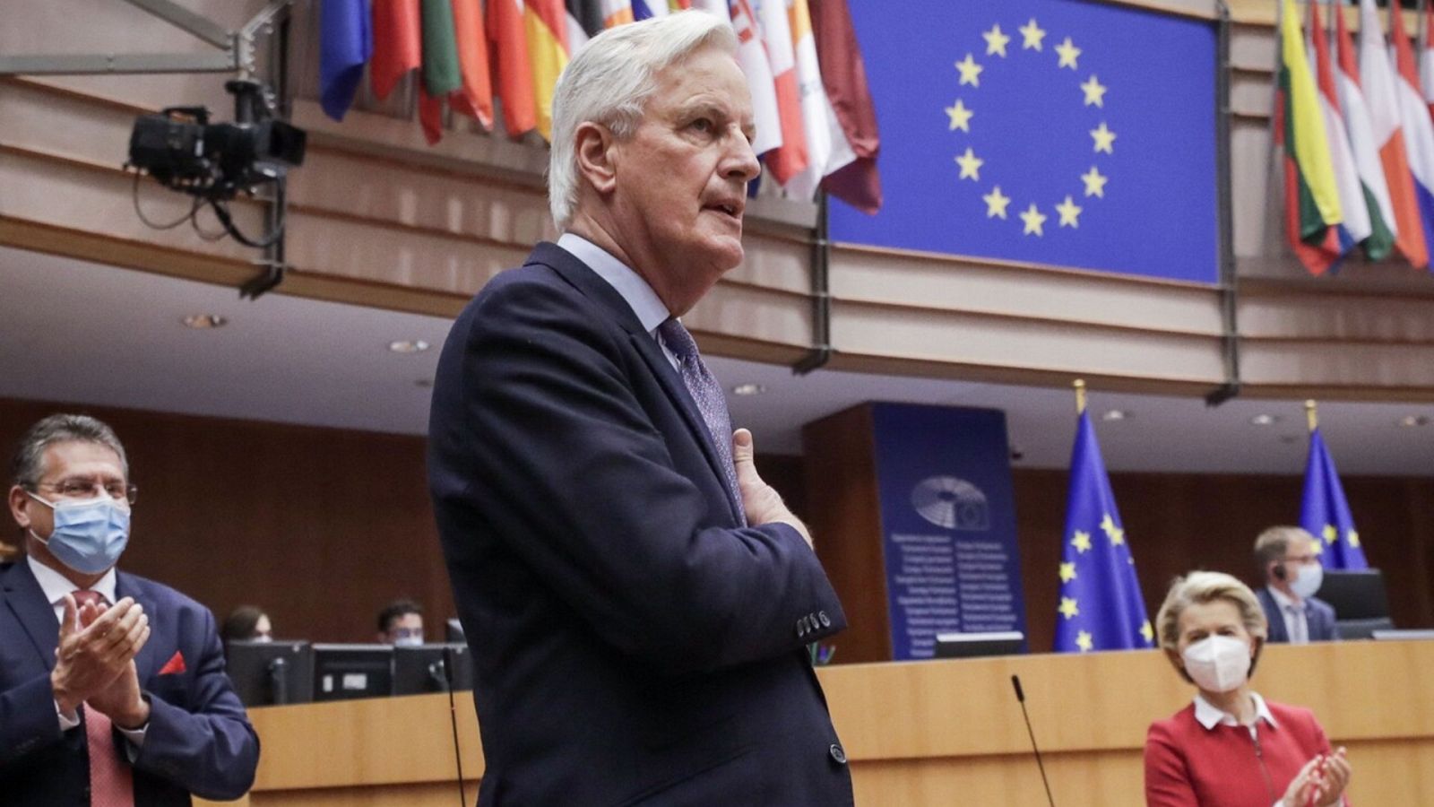 Michel Barnier, jefe negociador de la UE para el acuerdo del Brexit, agradece el apoyo después de que el Europarlamento haya aprobado el acuerdo con el Reino Unido. Foto: OLIVIER HOSLET / POOL / AFP