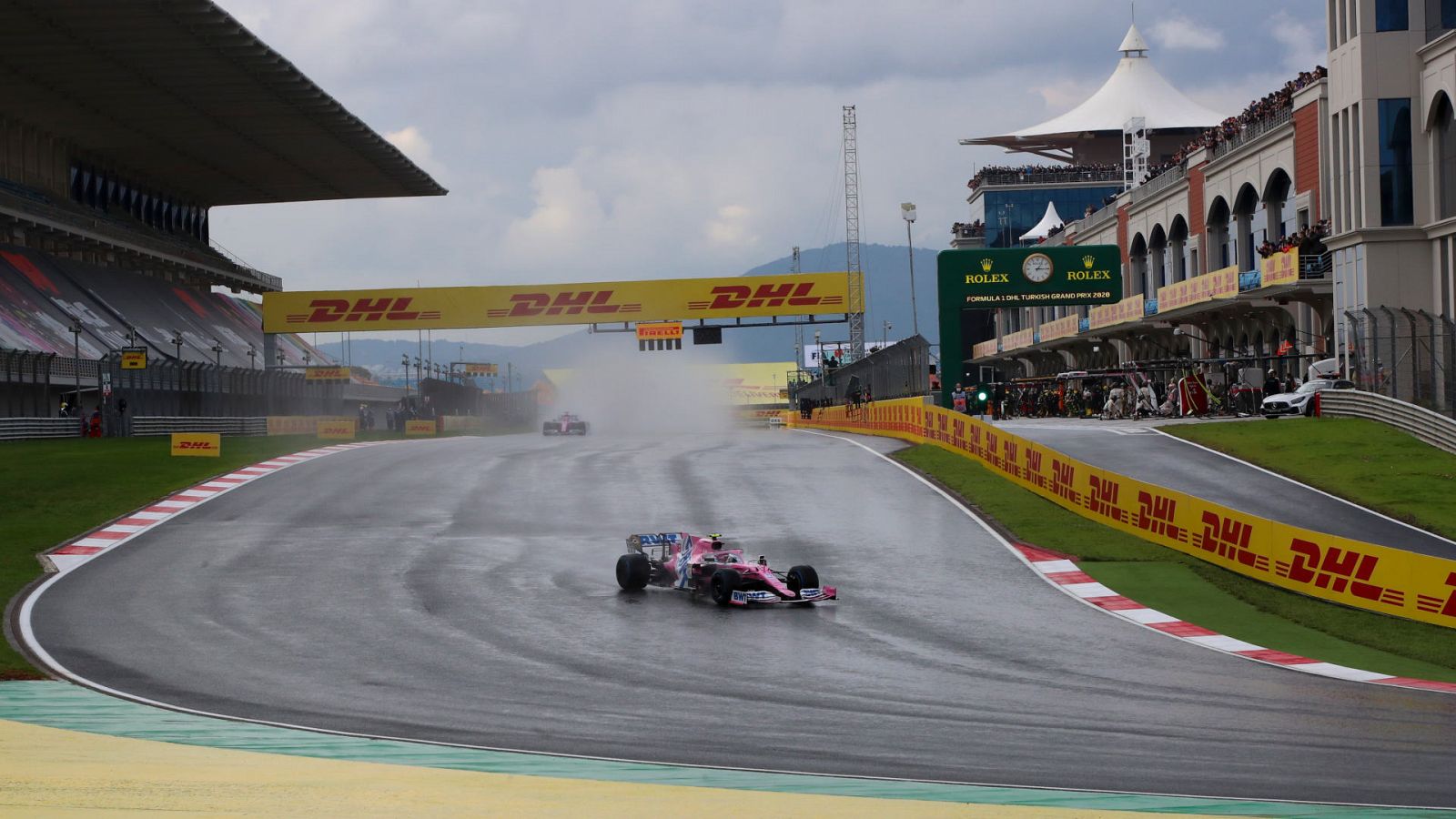 Un coche en acción en el circuito de Estambul durante el GP de Turquía de Fórmula 1 de 2020