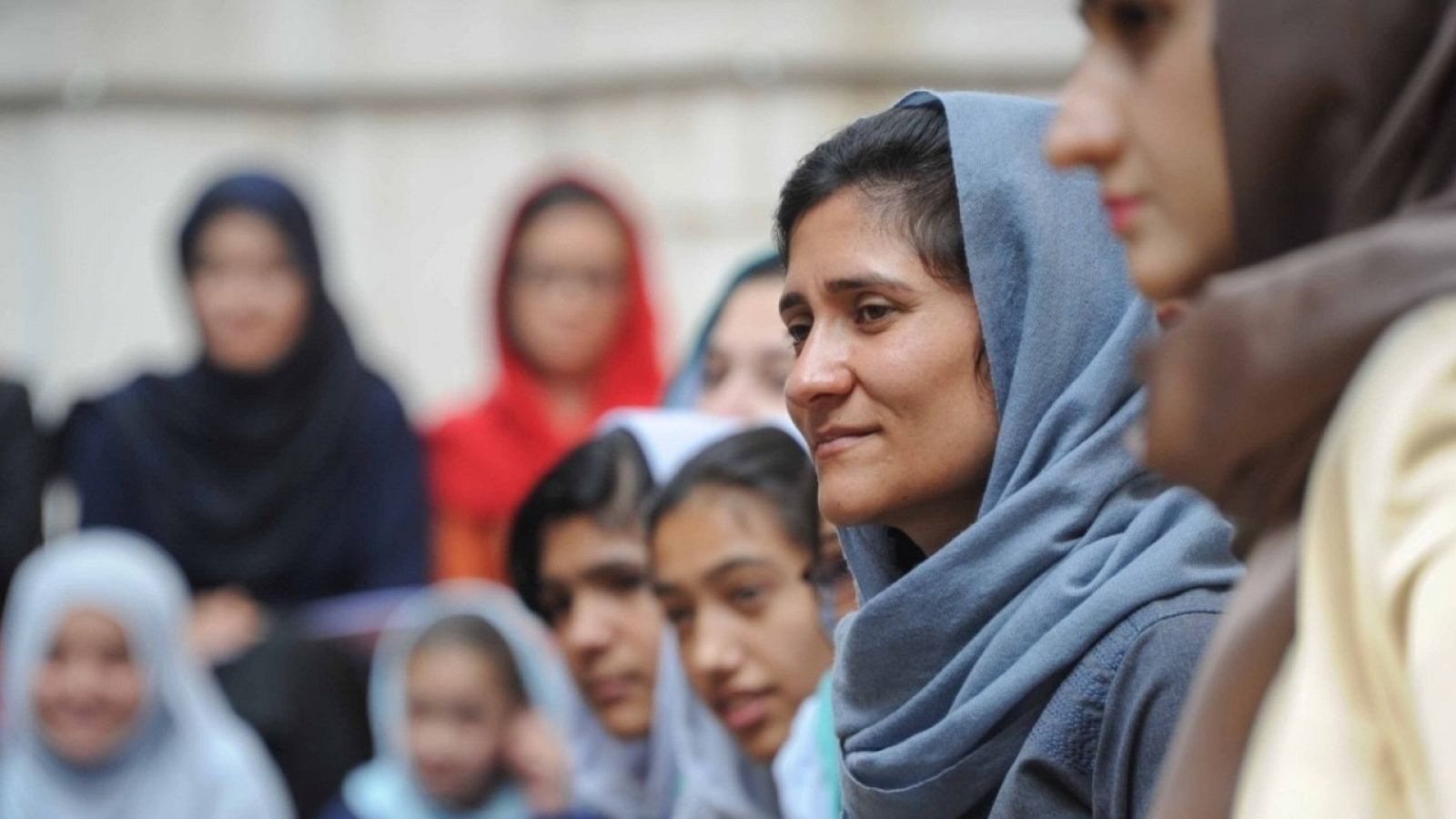 Shabana rodeada de niñas y maestras en la escuela en Afganistán 