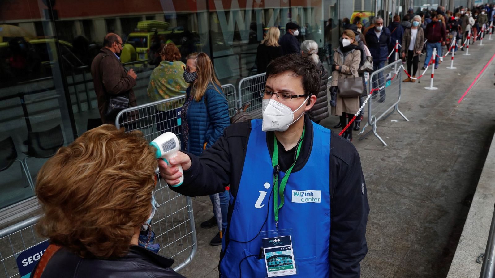 Controles de temperatura a la entrada del Wizink Center de Madrid