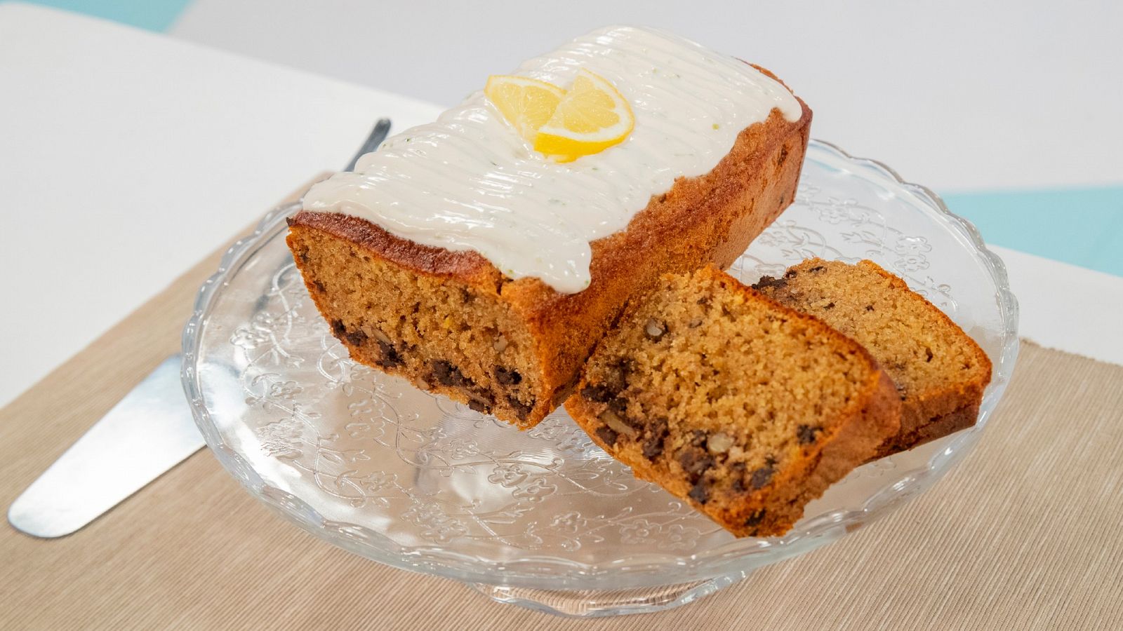 Tarta de yogur, nueces y chocolate con frosting de limón