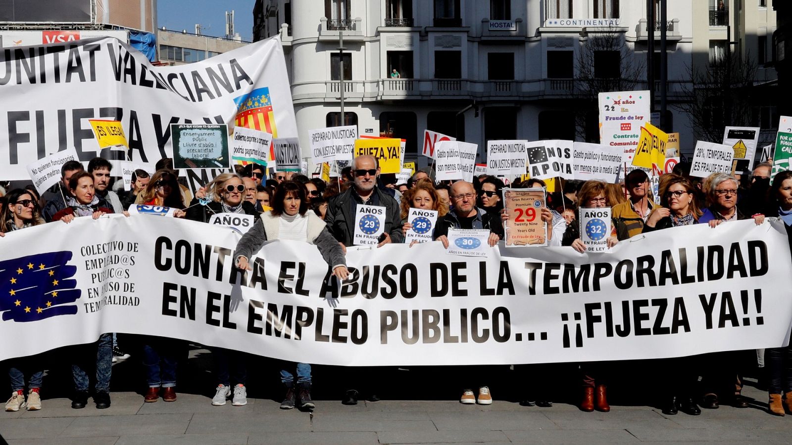 Plataformas de interinos se manifiestan en toda España para protestar contra la precariedad, el fraude en la contratación y reclaman su fijeza.