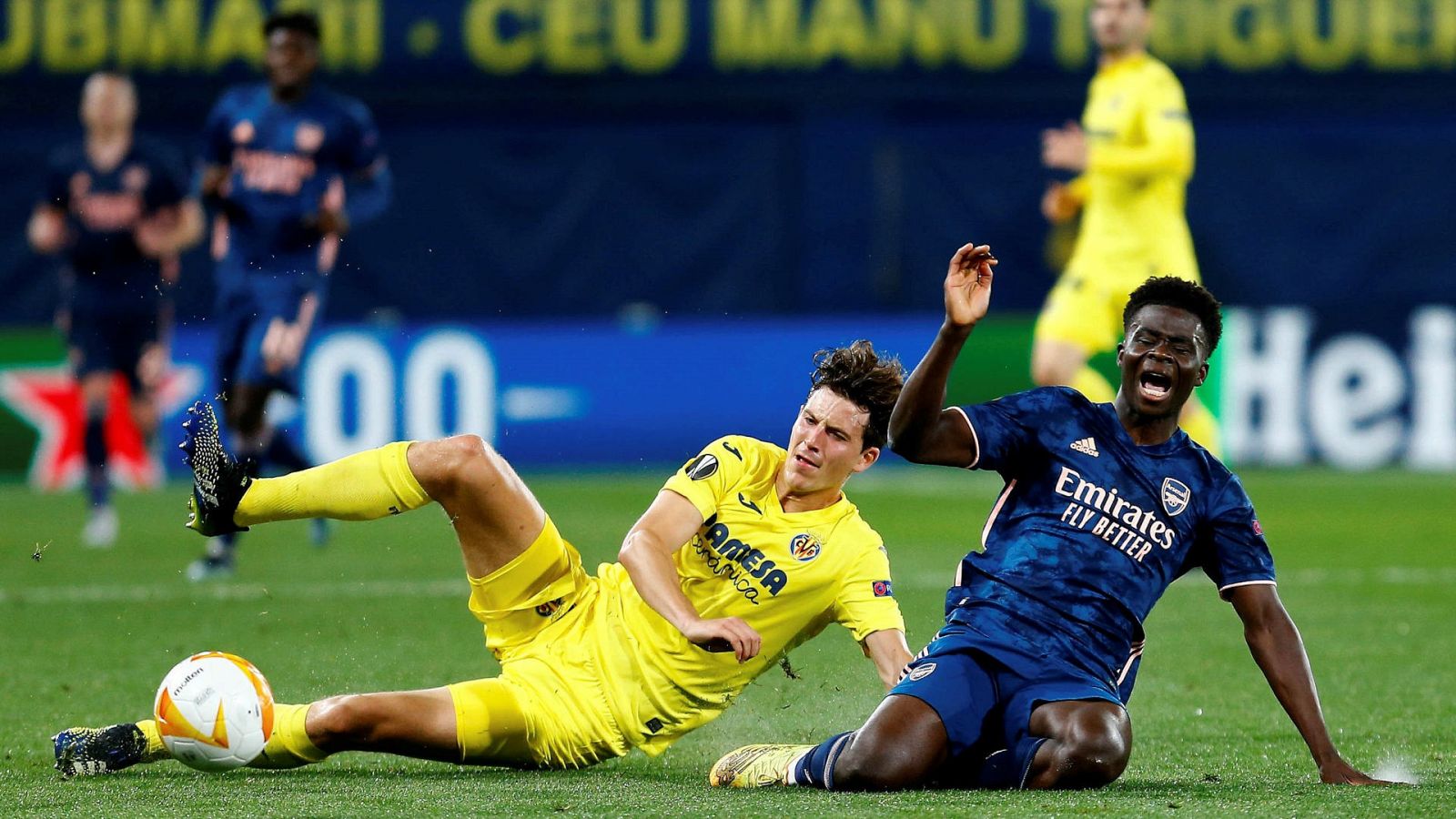El defensa del Villarreal Pau Torres (i) pelea un balón con el centrocampista ghanés del Arsenal Thomas Partey