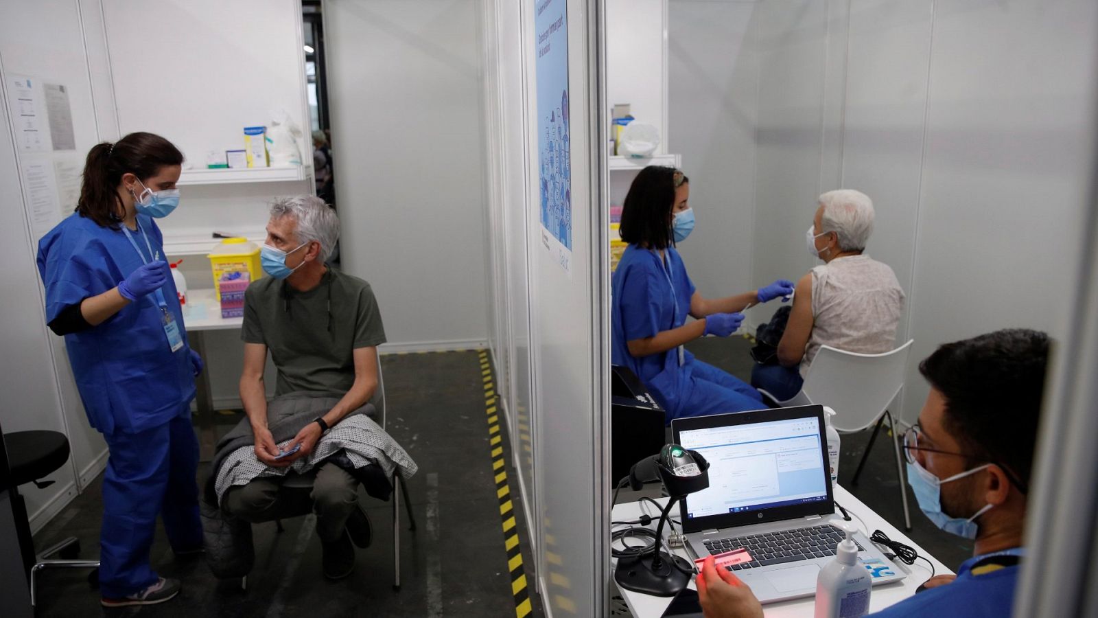 Un grupo de personas esperan a ser vacunadas contra la COVID 19 en la Fira de Barcelona