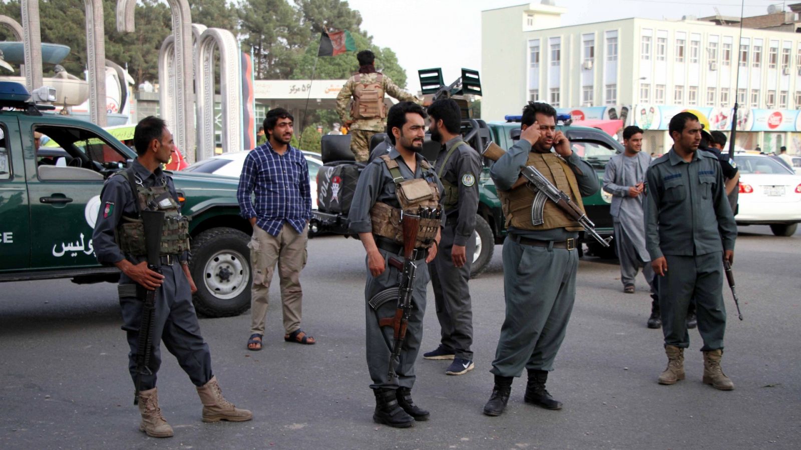 Miembros de las Fuerzas de Seguridad de Afganistán en el lugar de una explosión