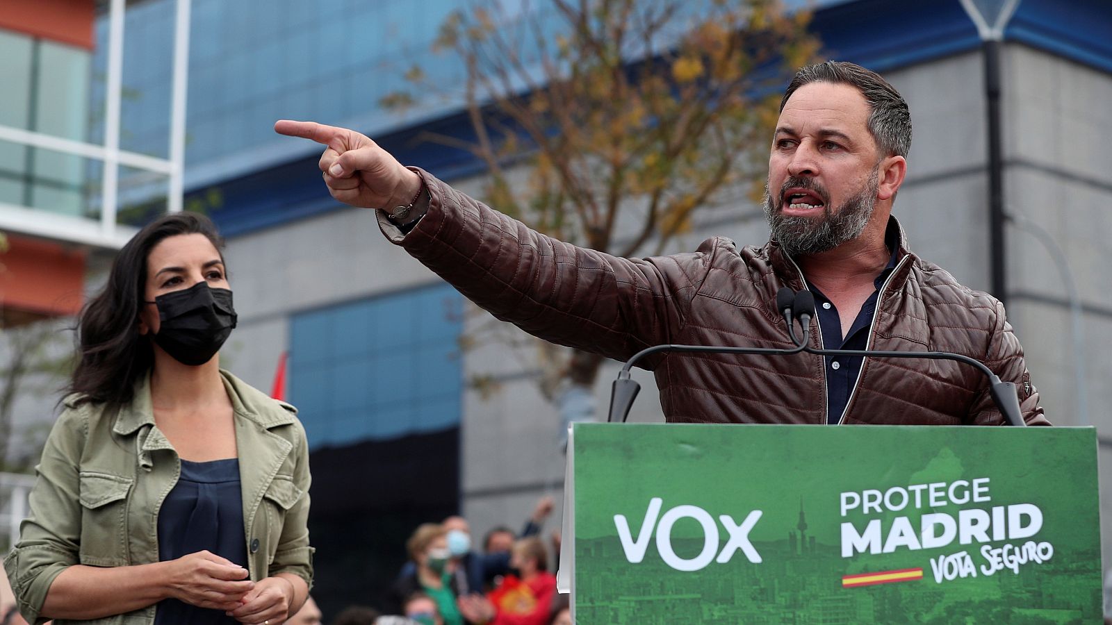 El líder de Vox, Santiago Abascal, junto a la candidata del partido a la Comunidad de Madrid, Rocío Monasterio.