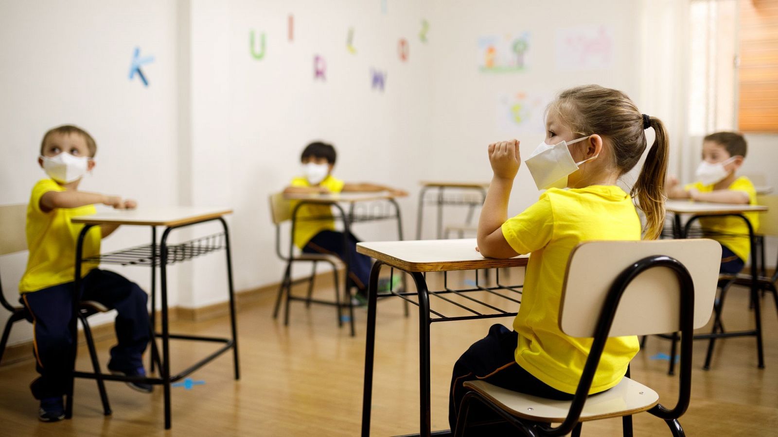 Varios niños con mascarilla en un aula