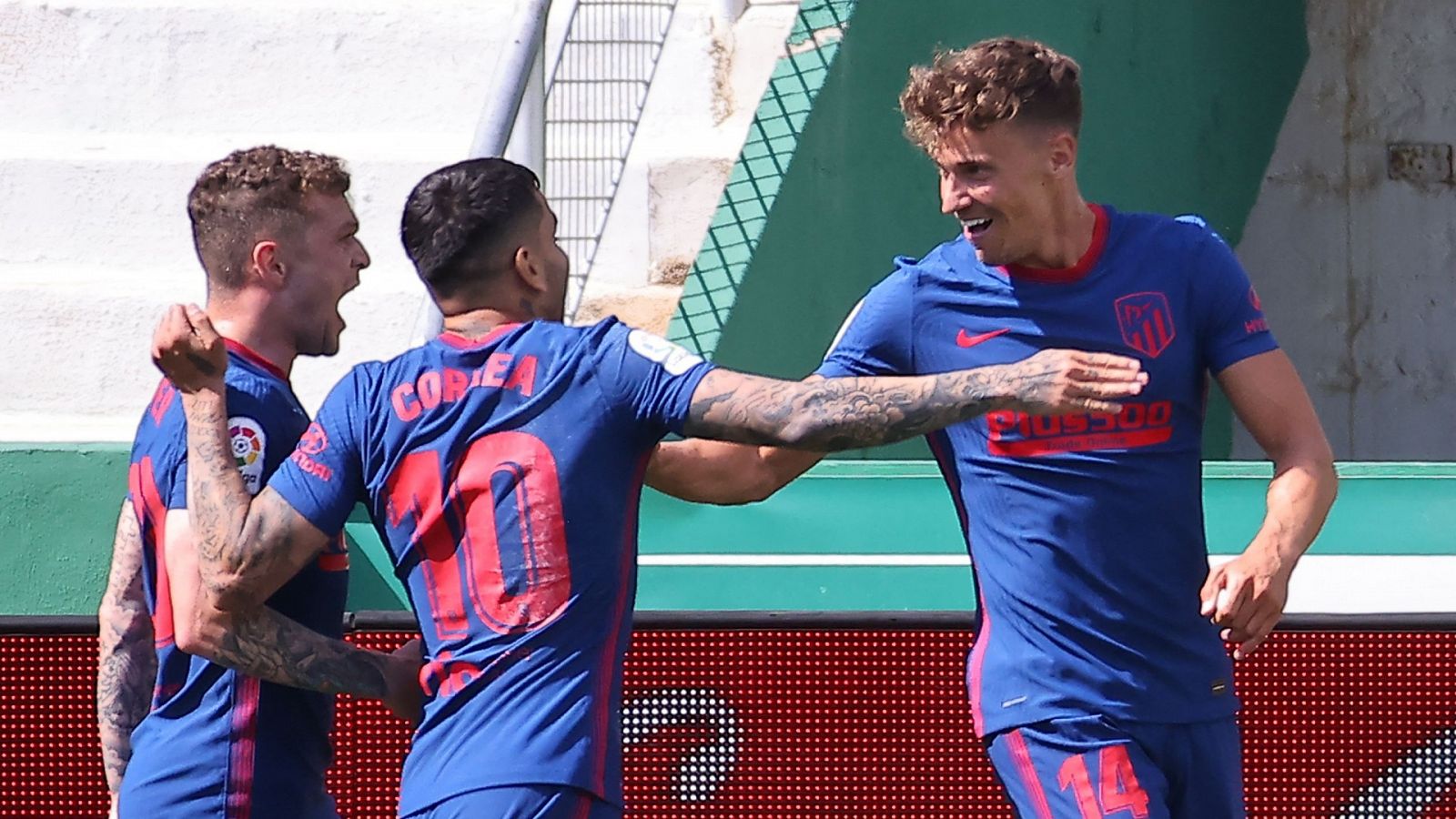 Marcos Llorente celebra su gol con sus compañeros Correa y Trippier