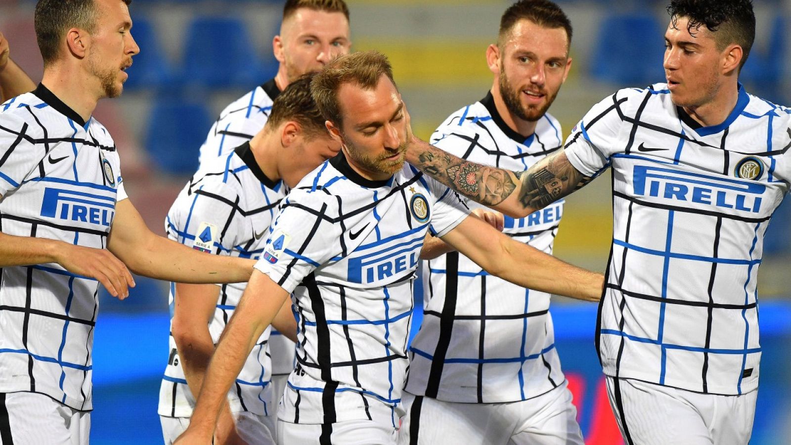 Los jugadores del Inter de Milán celebran la victoria ante el Crotone.