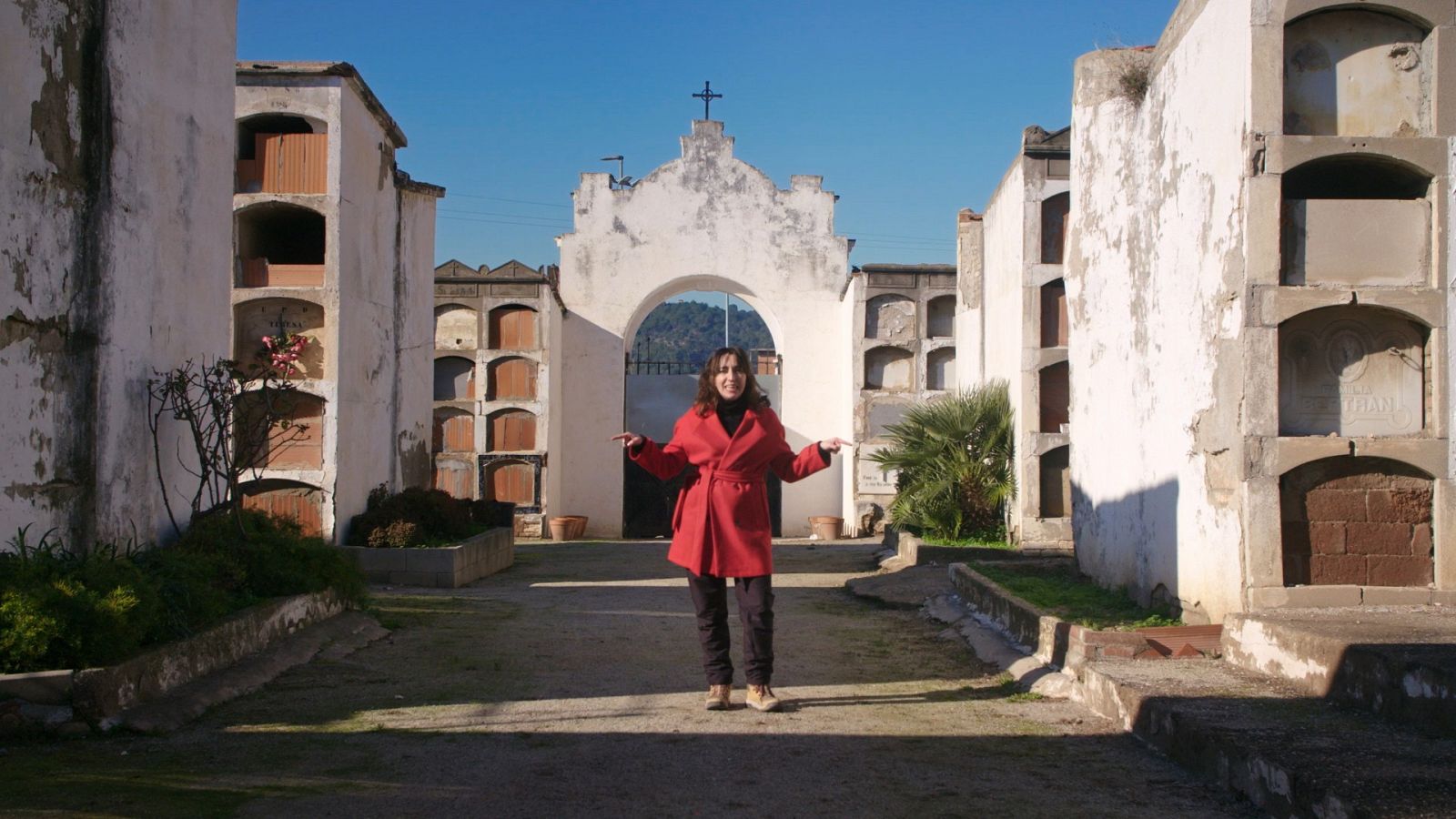 L'Anna Bertran visita un cementiri, a 'Perduts en el temps'