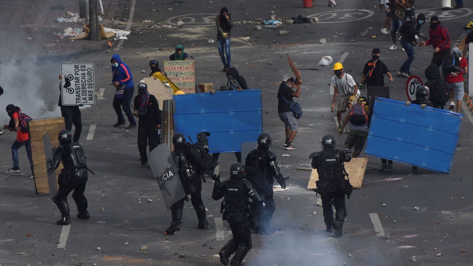 Manifestantes se enfrentan con miembros del ESMAD durante las protestas en Cali, en Colombia