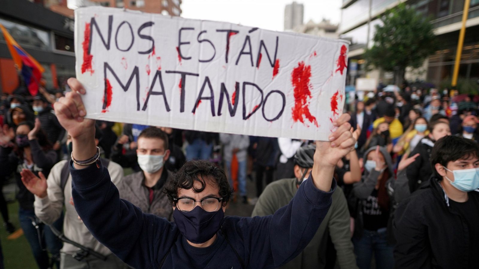 Un manifestante en Bogotá sostiene un cartel: "Nos están matando"