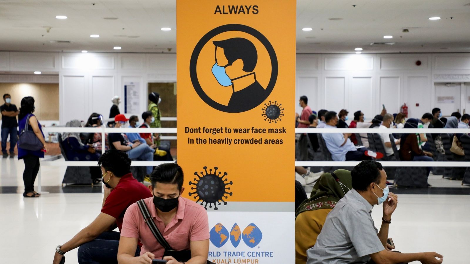 Pacientes esperan a recibir la vacuna COVID-19 de AstraZeneca en un centro de vacunación en Kuala Lumpur (Malasia)