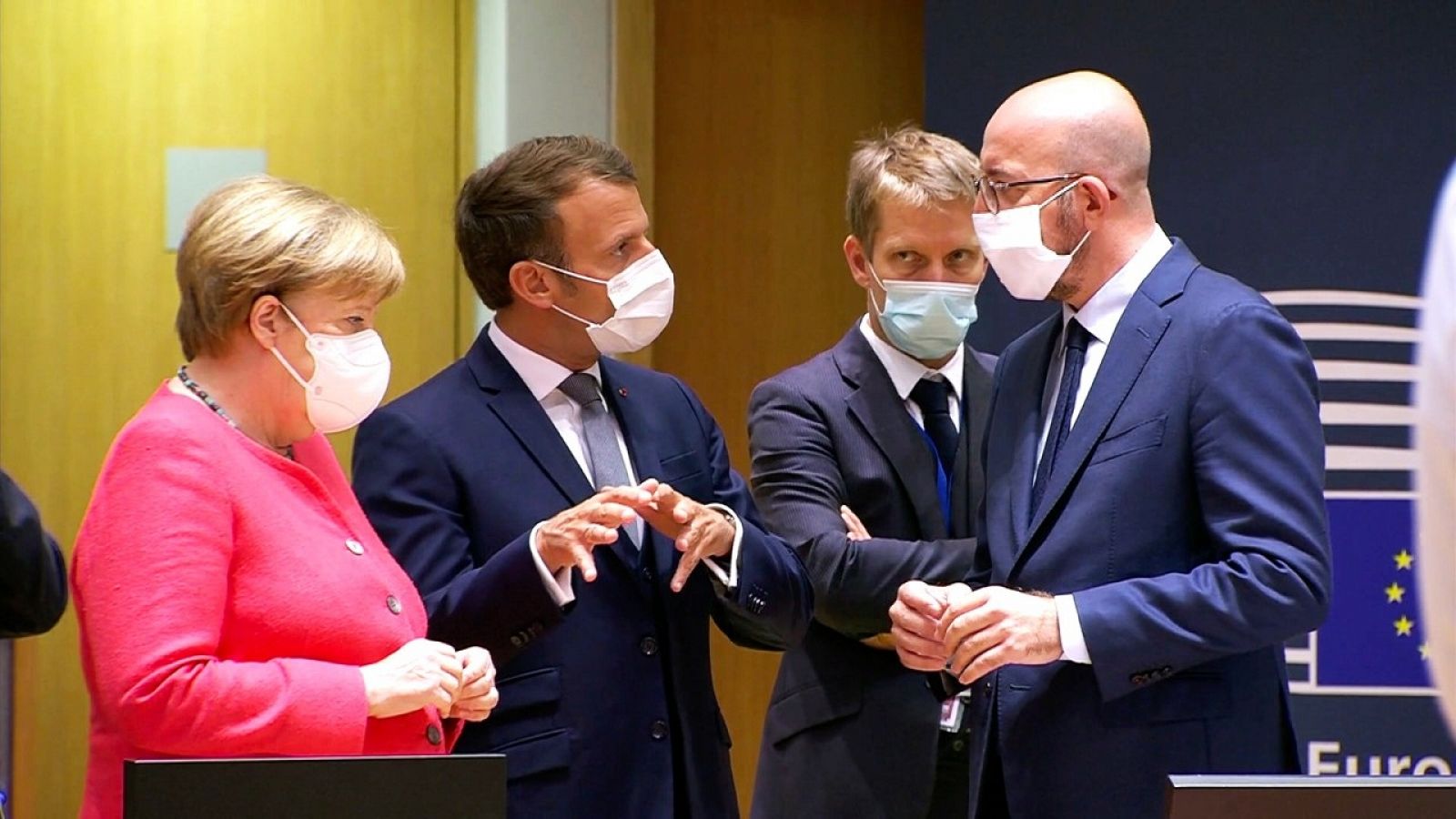 Angela Merkel, Emmanuel Macron, Charles Michel y su asesor, Frédéric Bernard