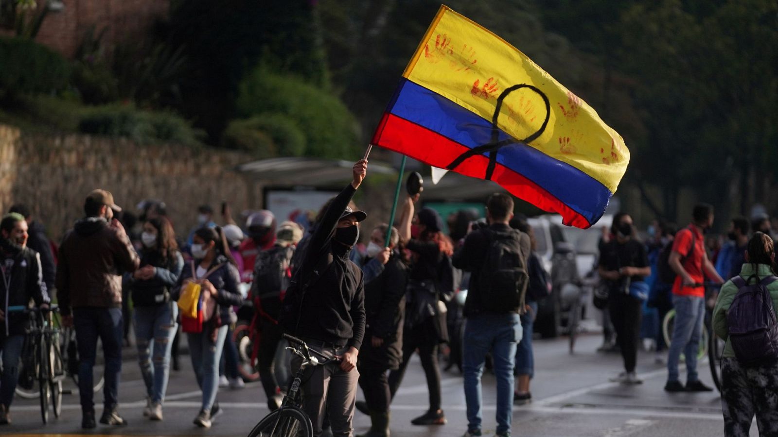 Un manifestante ondea una bandera colombiana durante una protesta en Bogotá