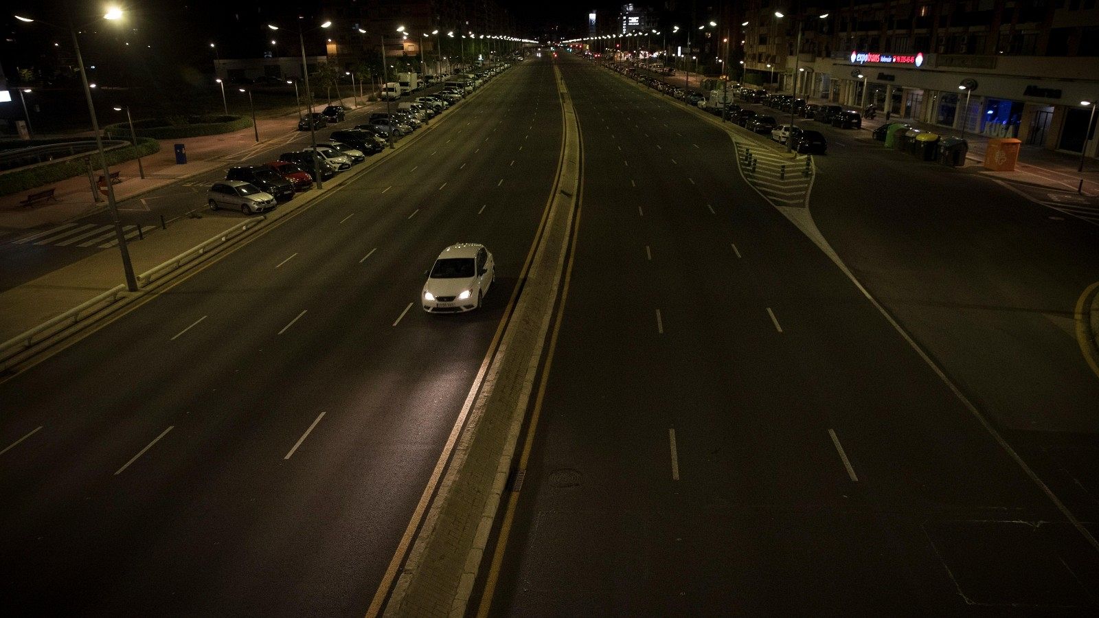 Un coche circula a medianoche en Valencia, tras el toque de queda