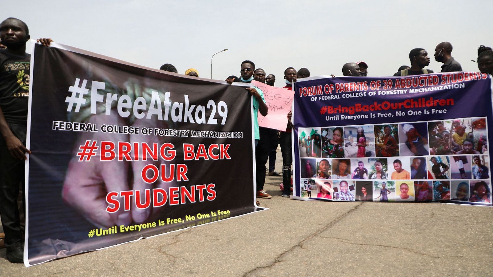 Familiares de estudiantes secuestrados en Kaduna exigen su liberación en una manifestación en Abuja