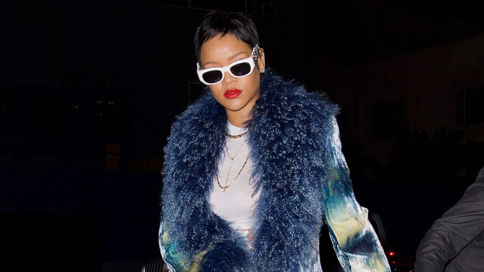 Rihanna luce nuevo corte de pelo