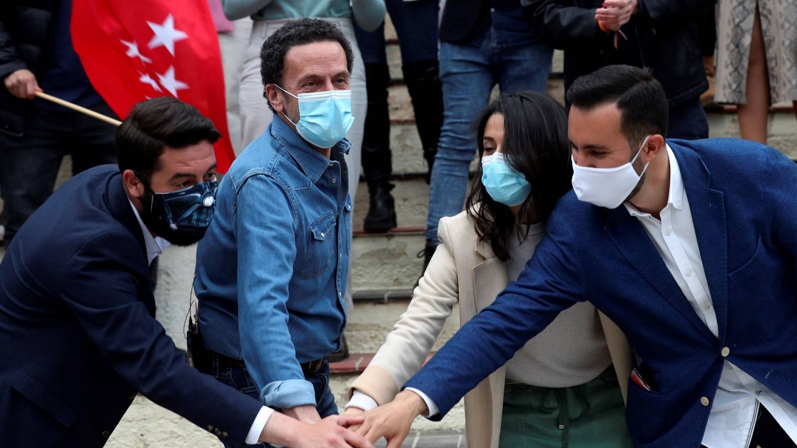 Parte del equipo de Ciudadanos durante un acto electoral en Madrid