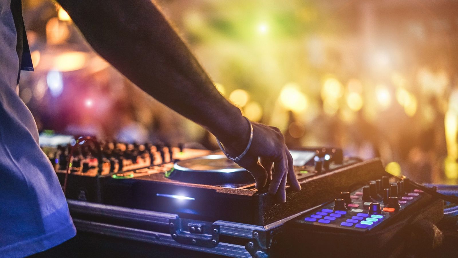 Un DJ mezclando en una discoteca