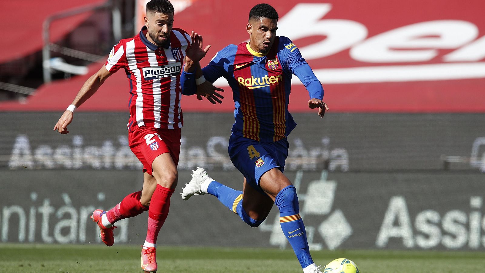 Carrasco y Araujo, en el Barça-Atlético.