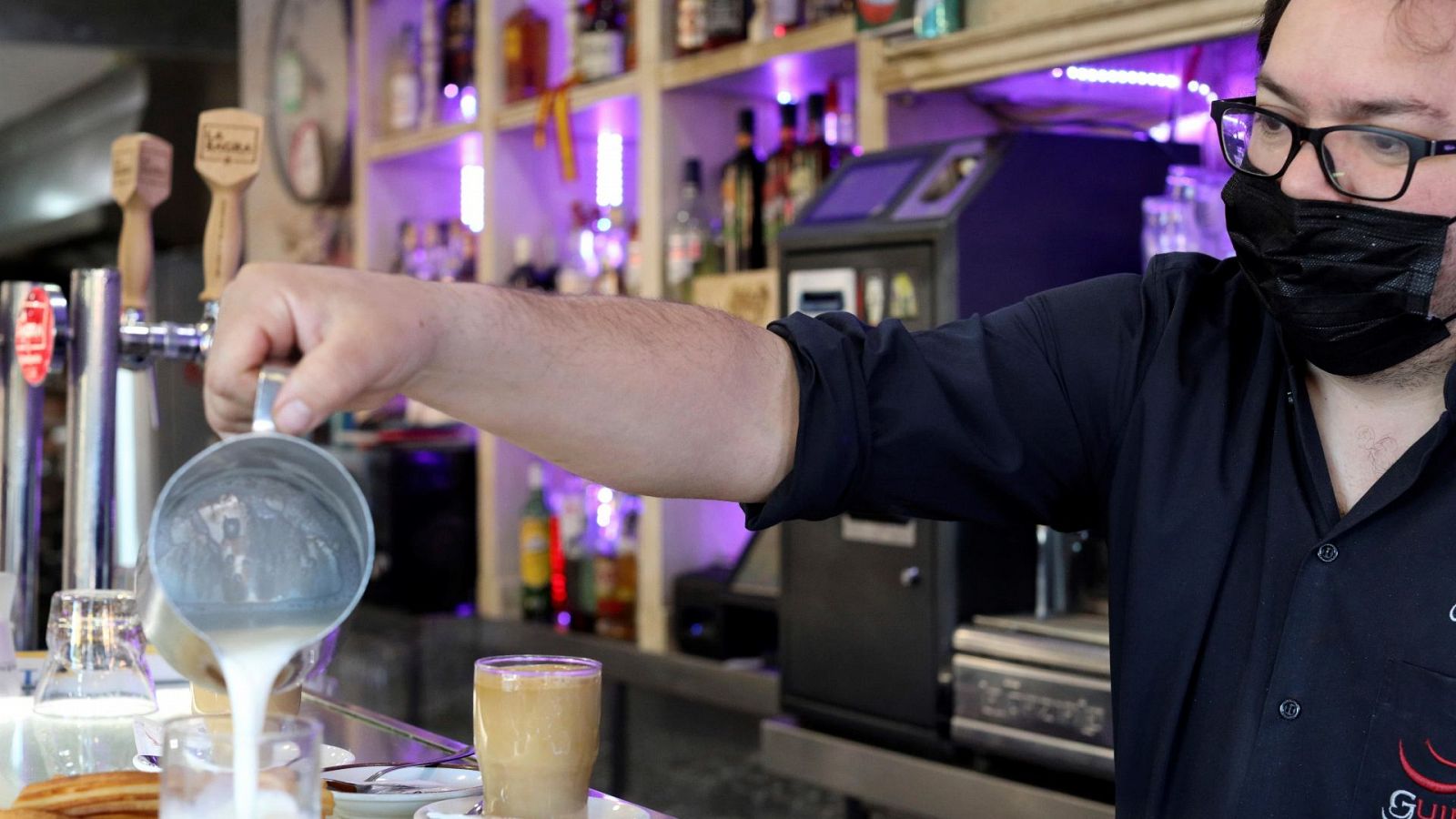 Un camarero sirve café en un establecimiento de Salamanca