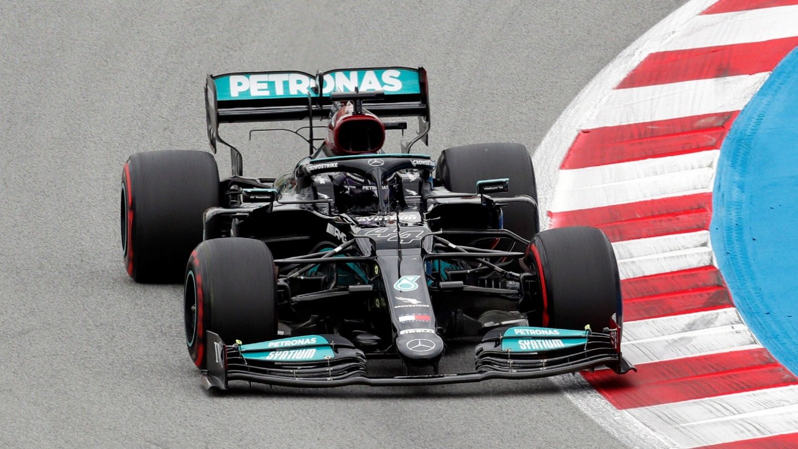Lewis Hamilton en la primeras vueltas del Gran Premio de España