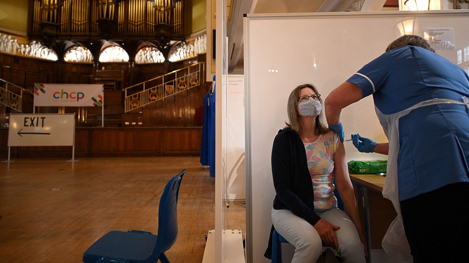 Una mujer recibe la primera dosis de AstraZeneca en la ciudad inglesa de Hull.