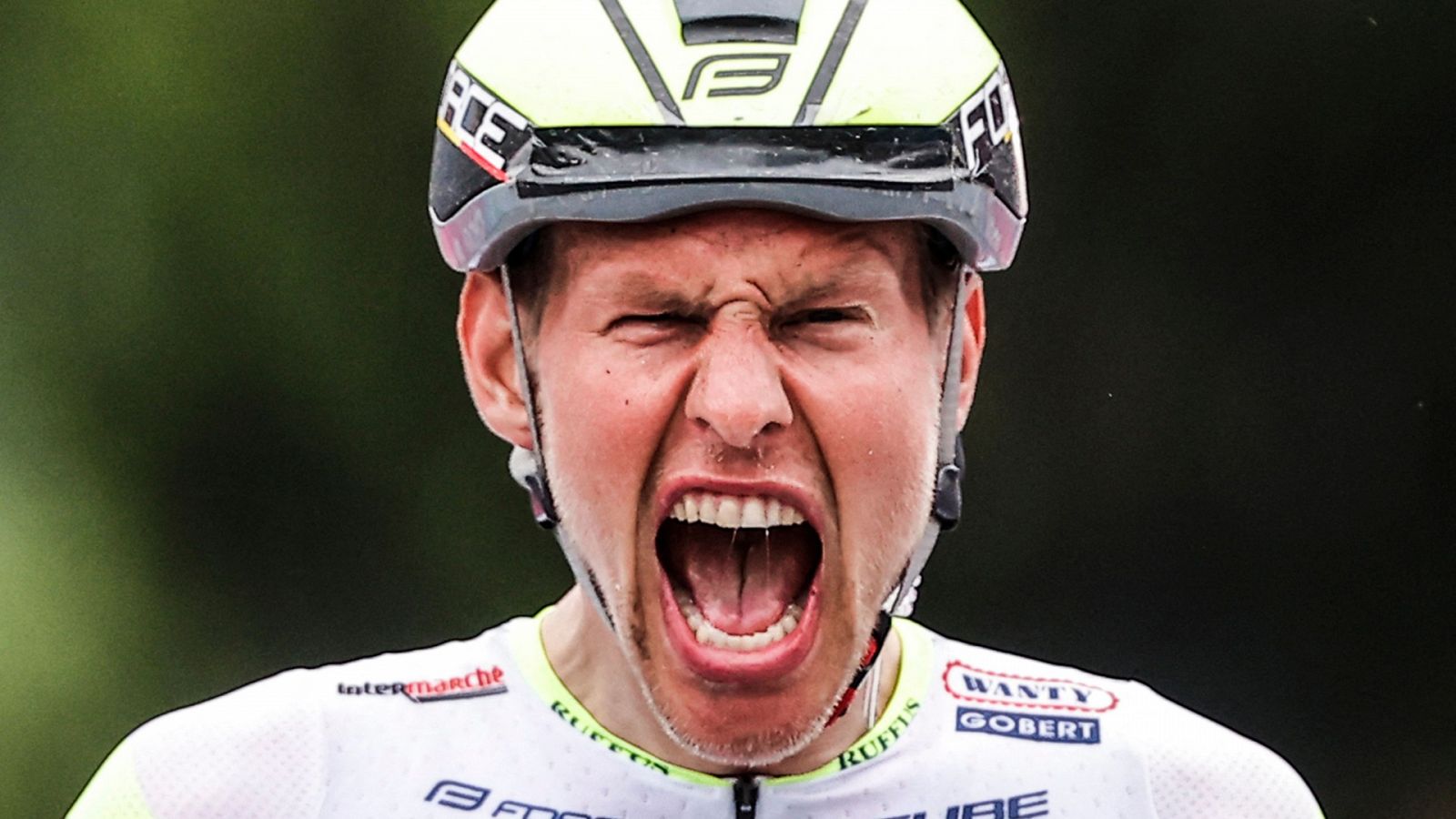 Taco van der Hoorn grita tras ganar la tercera etapa del Giro de Italia