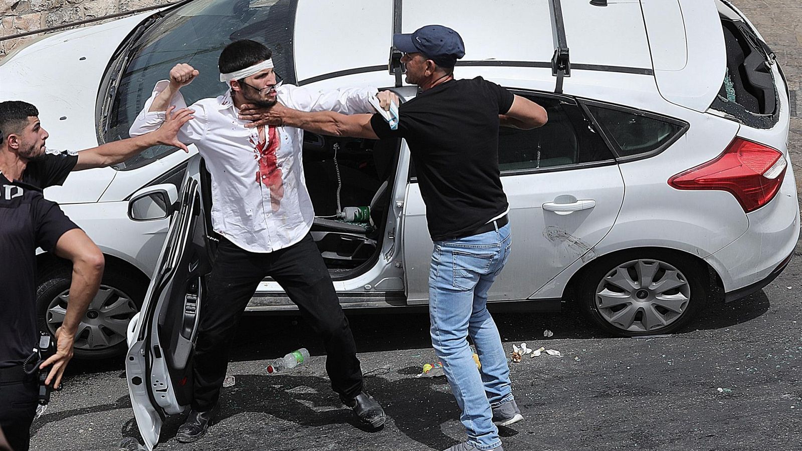 Un palestino y un israelí se enfrentan después de un intento de atropello