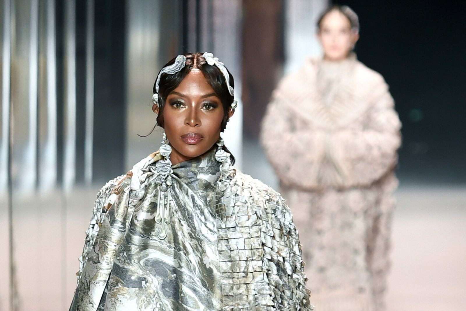 Naomi Campbell en el desfile de Fendi.