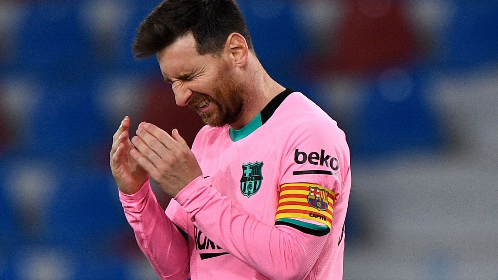 Leo Messi se lamenta durante el partido Levante-Barcelona de Liga.